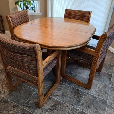 Beautiful slat oak dining room table with 4 upholstered chairs and 2 leaves