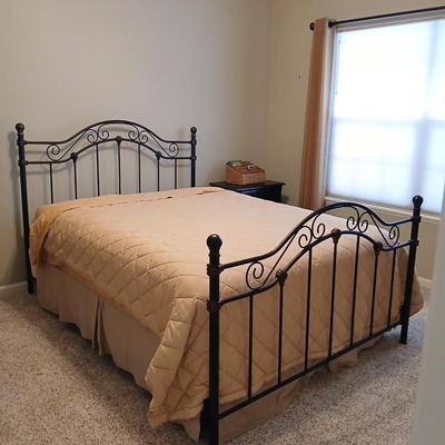 Queen bed with ornate metal headboard & footboard Includes Serta Mattress & Boxsprings MATTRESS PAD