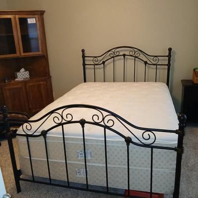 Queen bed with ornate metal headboard & footboard Includes Serta Mattress & Boxsprings MATTRESS PAD