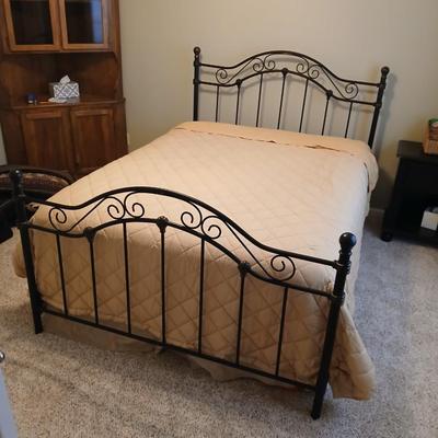 Queen bed with ornate metal headboard & footboard Includes Serta Mattress & Boxsprings MATTRESS PAD