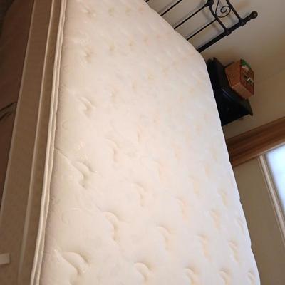 Queen bed with ornate metal headboard & footboard Includes Serta Mattress & Boxsprings MATTRESS PAD