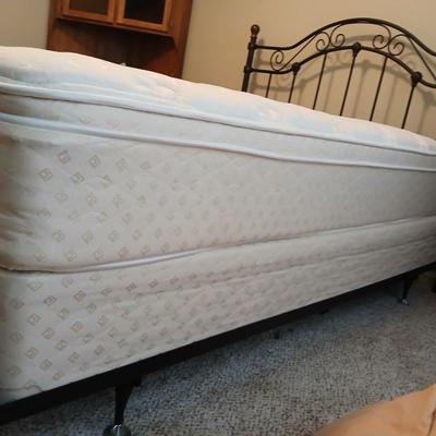 Queen bed with ornate metal headboard & footboard Includes Serta Mattress & Boxsprings MATTRESS PAD