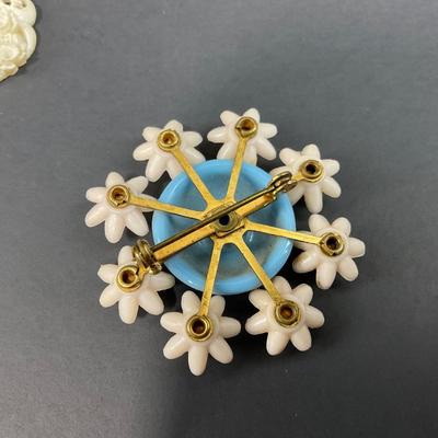 -40- JEWELRY | Celluloid Pieces & Shell Brooch