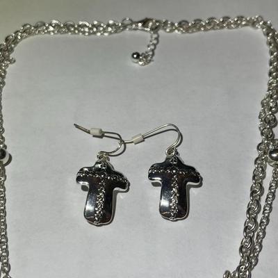 New Never Worn 18-20" Silver-toned Rhinestone Cross 1.75" Tall Necklace w/Matching Earrings in Very Good Condition as Pictured....