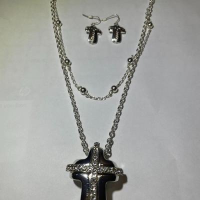 New Never Worn 18-20" Silver-toned Rhinestone Cross 1.75" Tall Necklace w/Matching Earrings in Very Good Condition as Pictured....
