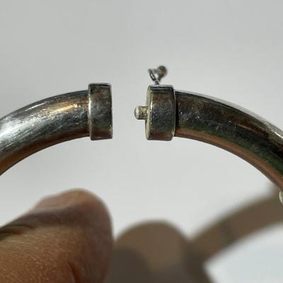 Vintage Estate Milor .925 Sterling Silver Spring Hinged Bangle Bracelet in Good Preowned Condition.