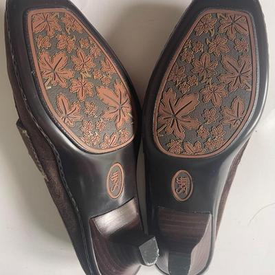 Brand New Sofft Chocolate Brown Suede Pump Loafers (Size 6)