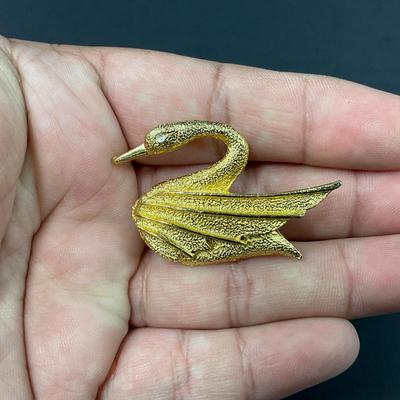 -74- BROOCH | Dubarry Fifth Ave Swan Pin