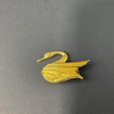 -74- BROOCH | Dubarry Fifth Ave Swan Pin