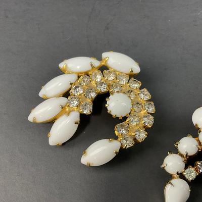 -77- BROOCHES | Milk Glass Pins