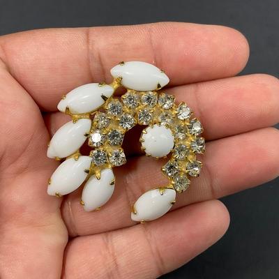 -77- BROOCHES | Milk Glass Pins