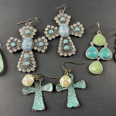 -98- COSTUME JEWELRY | Miscellaneous Assorted Earrings & Pendant
