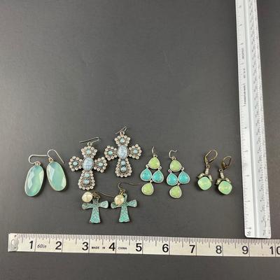 -98- COSTUME JEWELRY | Miscellaneous Assorted Earrings & Pendant