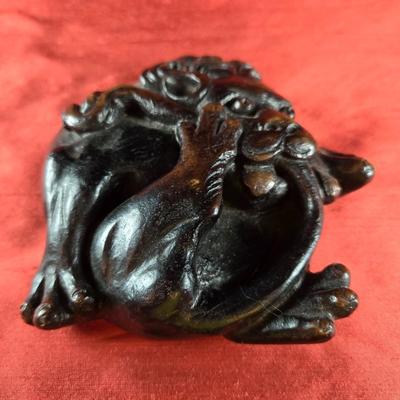 Sale Photo Thumbnail #358: This auction lot is for a Asian Lion Wall Plaque.  This is a small but very detailed Asian Lion.  It looks to be carved resin of some variety.  The lion is approximately 4.5-inches in diameter.  He is in fine condition and ready to  hang.  Would make a gr