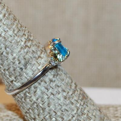 Size 8 Aquamarine Oval Stone Ring with 2 Tone Side Accents on a Silver Tone Setting (2.3g)