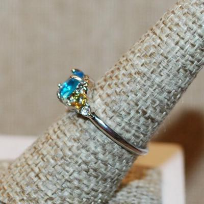 Size 8 Aquamarine Oval Stone Ring with 2 Tone Side Accents on a Silver Tone Setting (2.3g)