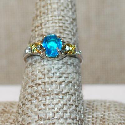 Size 8 Aquamarine Oval Stone Ring with 2 Tone Side Accents on a Silver Tone Setting (2.3g)