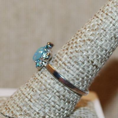 Size 9 Iridescent "Turtle Style" Ring on a Silver Tone Band (2.1g)
