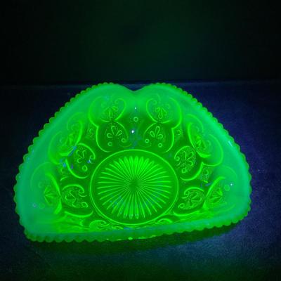 -124- URANIUM | Triangle Green Opalescent Bowl