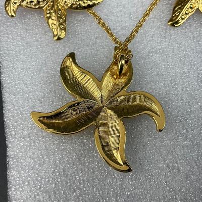 -149- JEWELRY | Avon Starfish Goldtone Necklace & Earrings Set