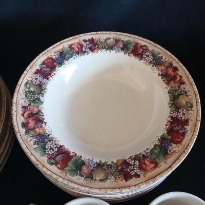 CIC Pamela Gladding dinnerware set - place setting for 8