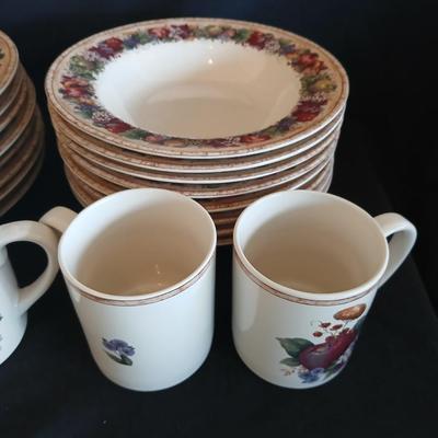 CIC Pamela Gladding dinnerware set - place setting for 8
