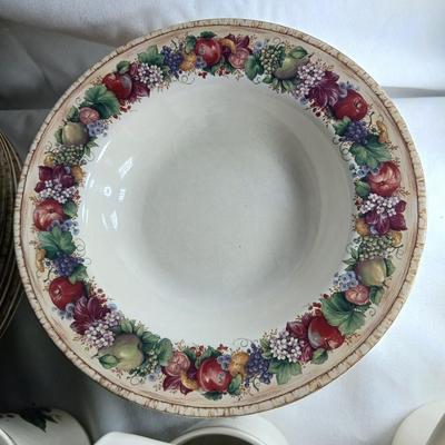 CIC Pamela Gladding dinnerware set - place setting for 8
