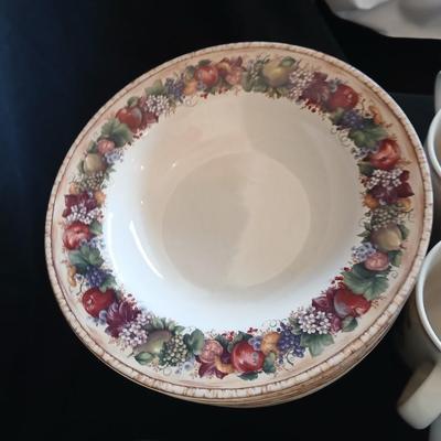 CIC Pamela Gladding dinnerware set - place setting for 8
