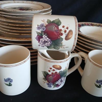 CIC Pamela Gladding dinnerware set - place setting for 8