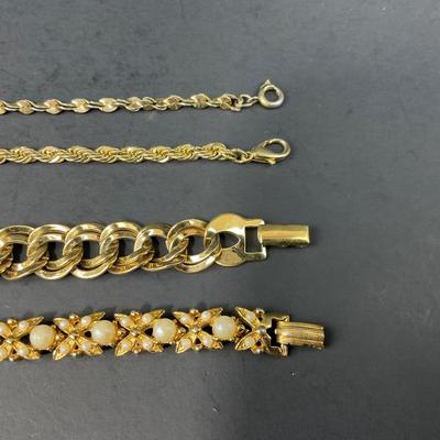 -190- COSTUME JEWELRY | Gold Tone Bracelets