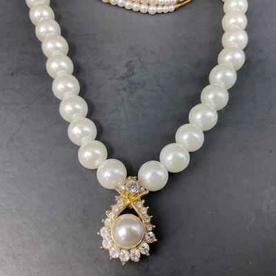 -191- COSTUME JEWELRY | Pearl Like Doupe Pieces