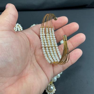 -191- COSTUME JEWELRY | Pearl Like Doupe Pieces