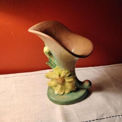 1942 Roseville Pottery Peony Cornucopia Vase, Shape 171-8, Coral Pink