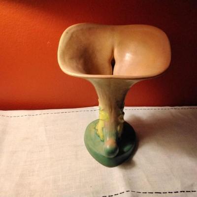 1942 Roseville Pottery Peony Cornucopia Vase, Shape 171-8, Coral Pink