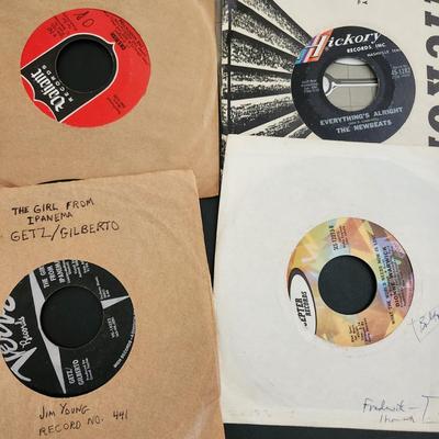 Lot of Vinyl Records 45 RPM Mary Hopkin Hollies Seekers Newbeats War Stealers Wheel see pics