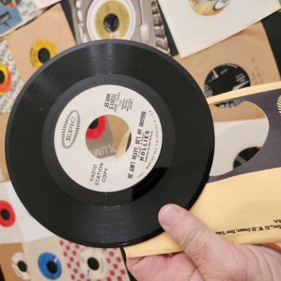 Lot of Vinyl Records 45 RPM Mary Hopkin Hollies Seekers Newbeats War Stealers Wheel see pics