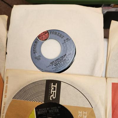 Table Lot of Vinyl Records 45RPM Fill your Jukebox Monkees The Animals, Marketts, Jack Smith