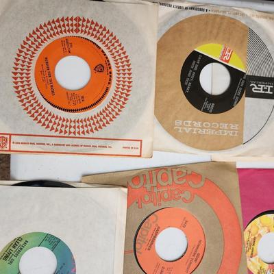 Table Lot of Vinyl Records 45RPM Fill your Jukebox Monkees The Animals, Marketts, Jack Smith