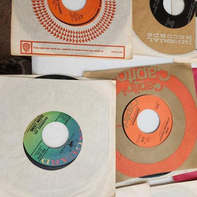 Table Lot of Vinyl Records 45RPM Fill your Jukebox Monkees The Animals, Marketts, Jack Smith
