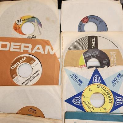 Table Lot of Vinyl Records 45RPM Fill your Jukebox Monkees The Animals, Marketts, Jack Smith
