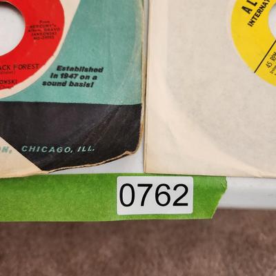 Table Lot of Vinyl Records 45RPM Fill your Jukebox Monkees The Animals, Marketts, Jack Smith