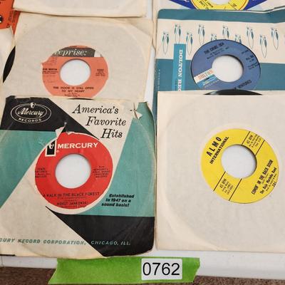 Table Lot of Vinyl Records 45RPM Fill your Jukebox Monkees The Animals, Marketts, Jack Smith