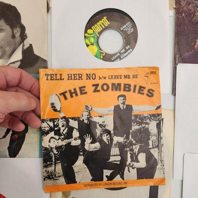 Vinyl Records 45RPM Lot Elvis Tremeloes Bread The Byrds Oliver Chuck Berry Zombies