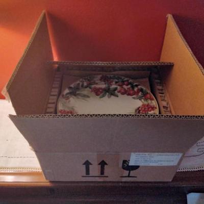 Botanical Wreath by WILLIAMS-SONOMA Dinner Plates NEW IN BOX (2 boxes total 8 plates)