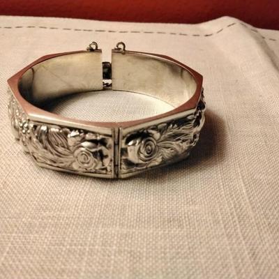 VERY RARE!! ROSAS DE PORTUGAL Silver Repousse Roses and Fruit Bangle Bracelet Circa 1940