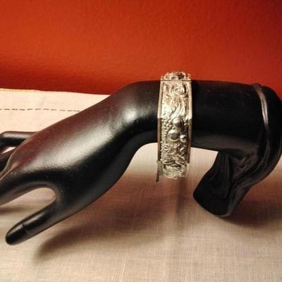 VERY RARE!! ROSAS DE PORTUGAL Silver Repousse Roses and Fruit Bangle Bracelet Circa 1940