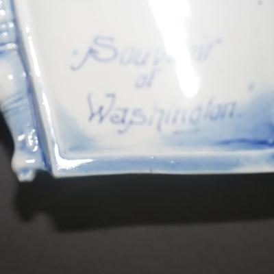ANIQUE BLUE & WHITE PORCELAIN WASHINGTON SOUVENIR COIN TRAY FEATURING "PUNCH " ENGLISH STYLE CHARACTER