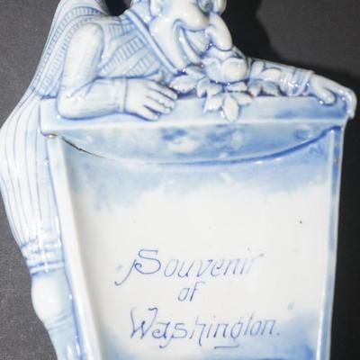 ANIQUE BLUE & WHITE PORCELAIN WASHINGTON SOUVENIR COIN TRAY FEATURING "PUNCH " ENGLISH STYLE CHARACTER
