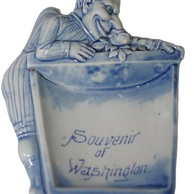 ANIQUE BLUE & WHITE PORCELAIN WASHINGTON SOUVENIR COIN TRAY FEATURING "PUNCH " ENGLISH STYLE CHARACTER