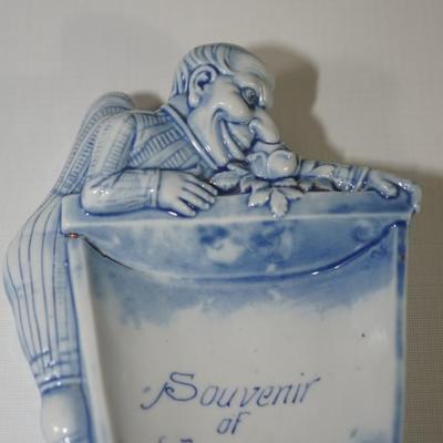 ANIQUE BLUE & WHITE PORCELAIN WASHINGTON SOUVENIR COIN TRAY FEATURING "PUNCH " ENGLISH STYLE CHARACTER